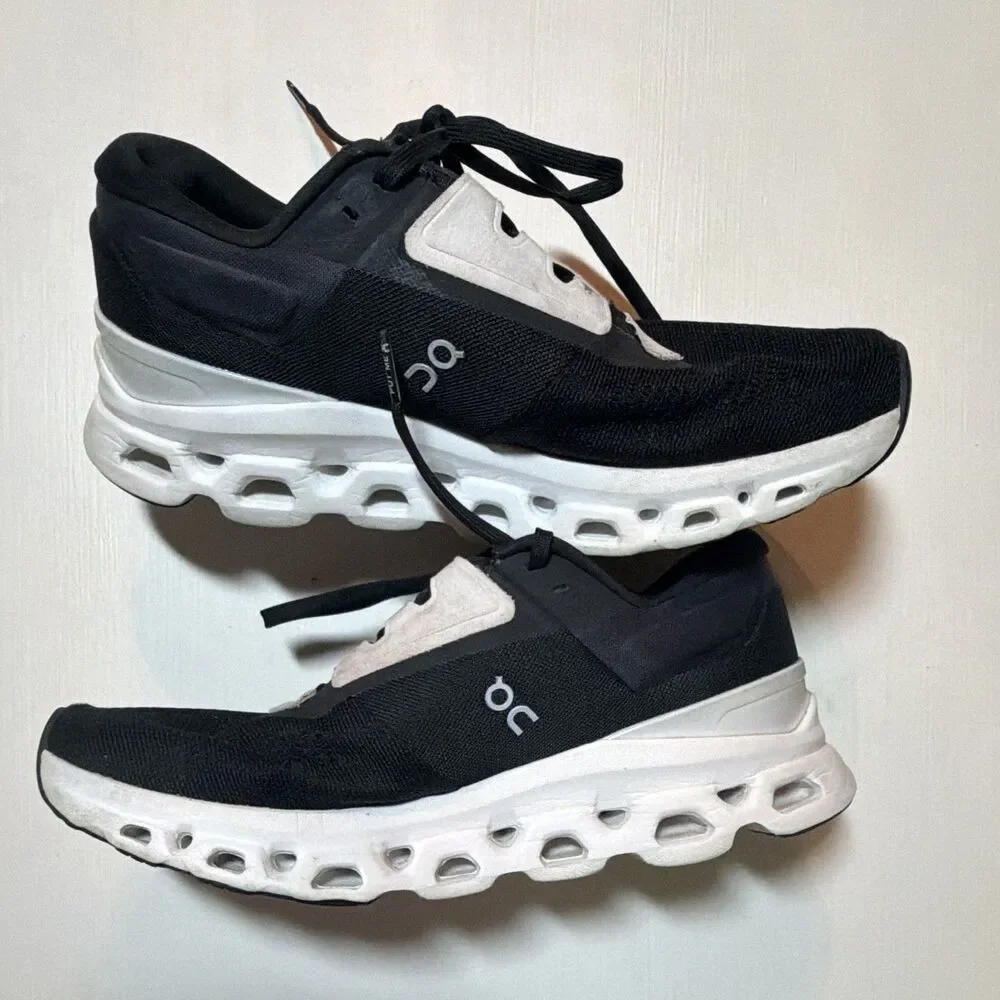 On Women’s Black/White Mesh Lace Up Athletic Sneakers Rubber Sole.  Size 8